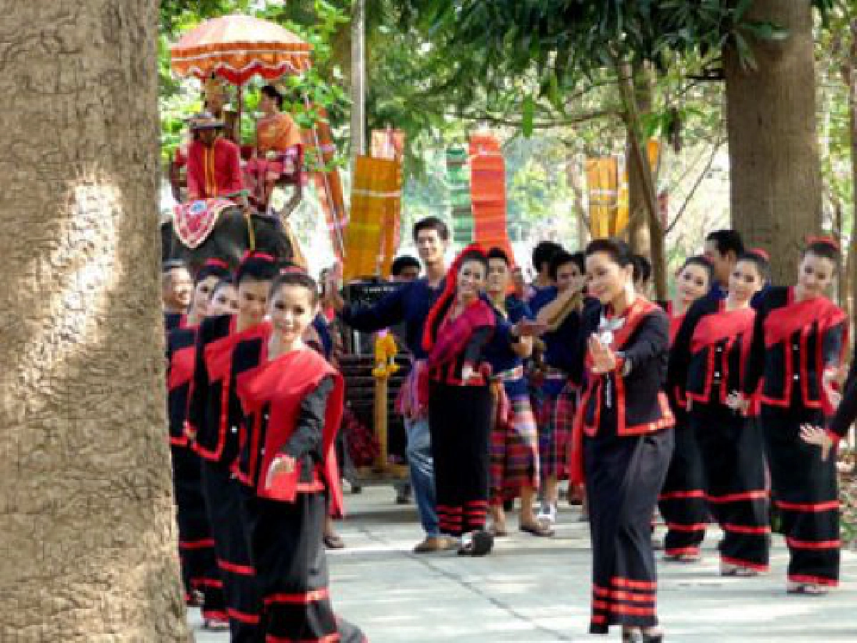 เปิดฉากใหญ่ งานบุญพระเวส
เวียร์ - จุ๋ย เซิ้งกระจุยหวานกระจาย เปิดฉากใหญ่ งานบุญพระเวส
เวียร์ - จุ๋ย เซิ้งกระจุยหวานกระจาย