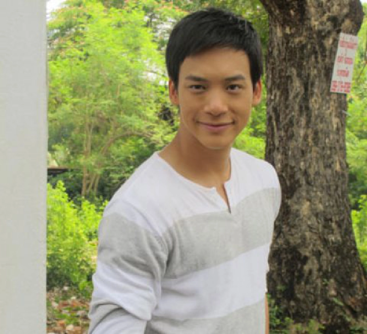 วิว โต้ข่าวหวังสอย บี้
ยันวาง ไมค์ แค่เพื่อน วิว โต้ข่าวหวังสอย บี้
ยันวาง ไมค์ แค่เพื่อน