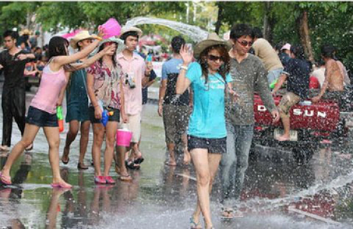 สงกรานต์ไม่ใช่วันขึ้นปีใหม่ไทย
"สาดน้ำ"คลายเครียดทางการเมือง สงกรานต์ไม่ใช่วันขึ้นปีใหม่ไทย
"สาดน้ำ"คลายเครียดทางการเมือง