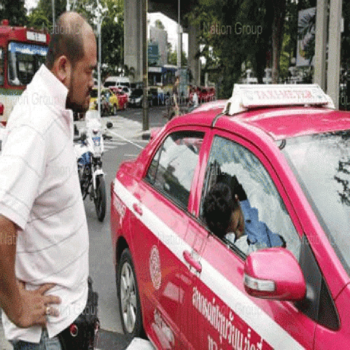 วิสามัญหนุ่มคลั่งแทงตร.ยิงแท็กซี่ดับ