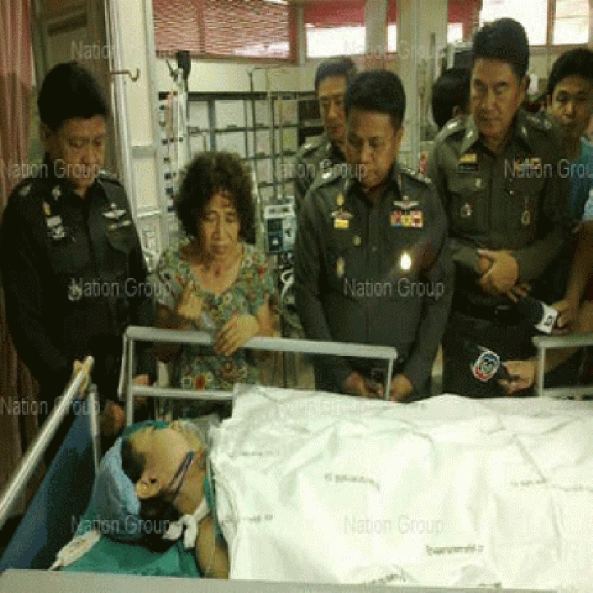 เมียดาบตำรวจเหยื่อหนุ่มคลั่งรับศพสามี เมียดาบตำรวจเหยื่อหนุ่มคลั่งรับศพสามี