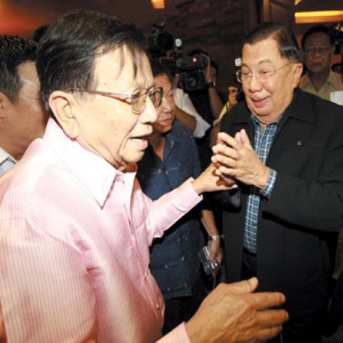 ปมพาดพิงสถาบันทำก๊วนเพื่อไทยระส่ำ ปมพาดพิงสถาบันทำก๊วนเพื่อไทยระส่ำ