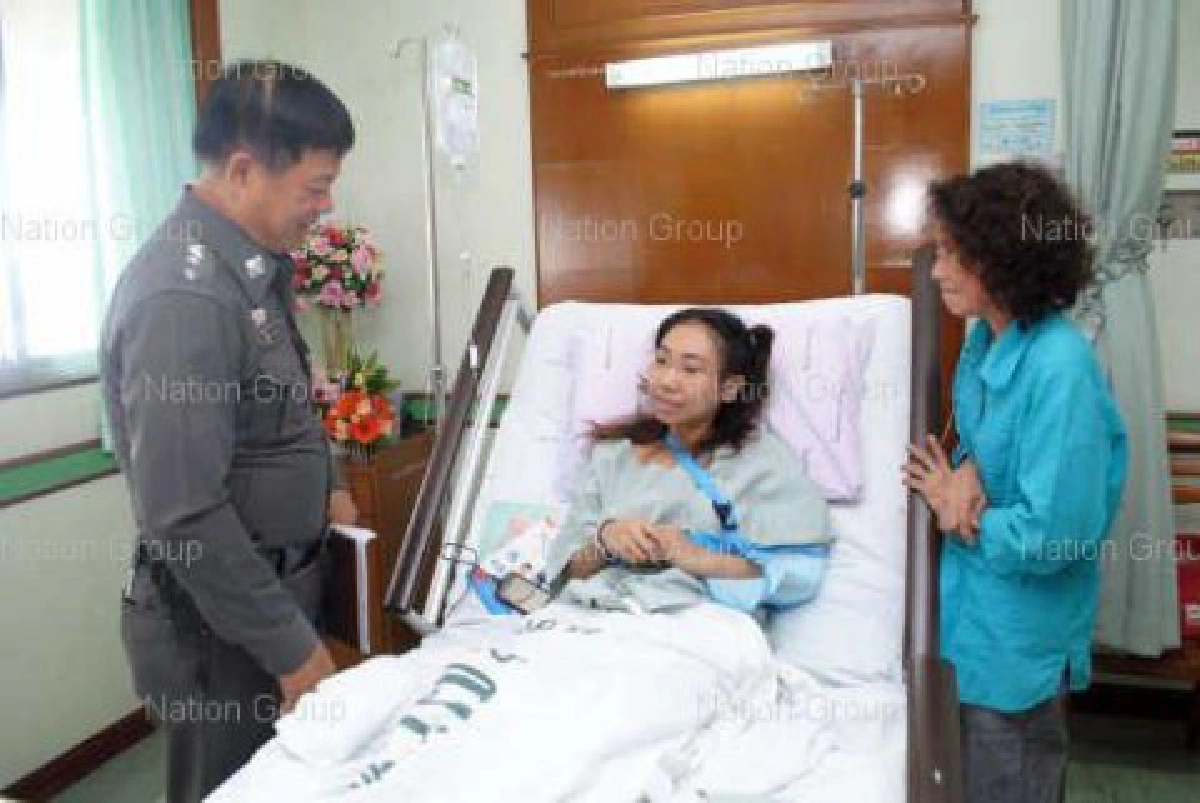 ผ่าเศษโลหะออกจากศอก-ใต้รักแร้พญ. ผ่าเศษโลหะออกจากศอก-ใต้รักแร้พญ.