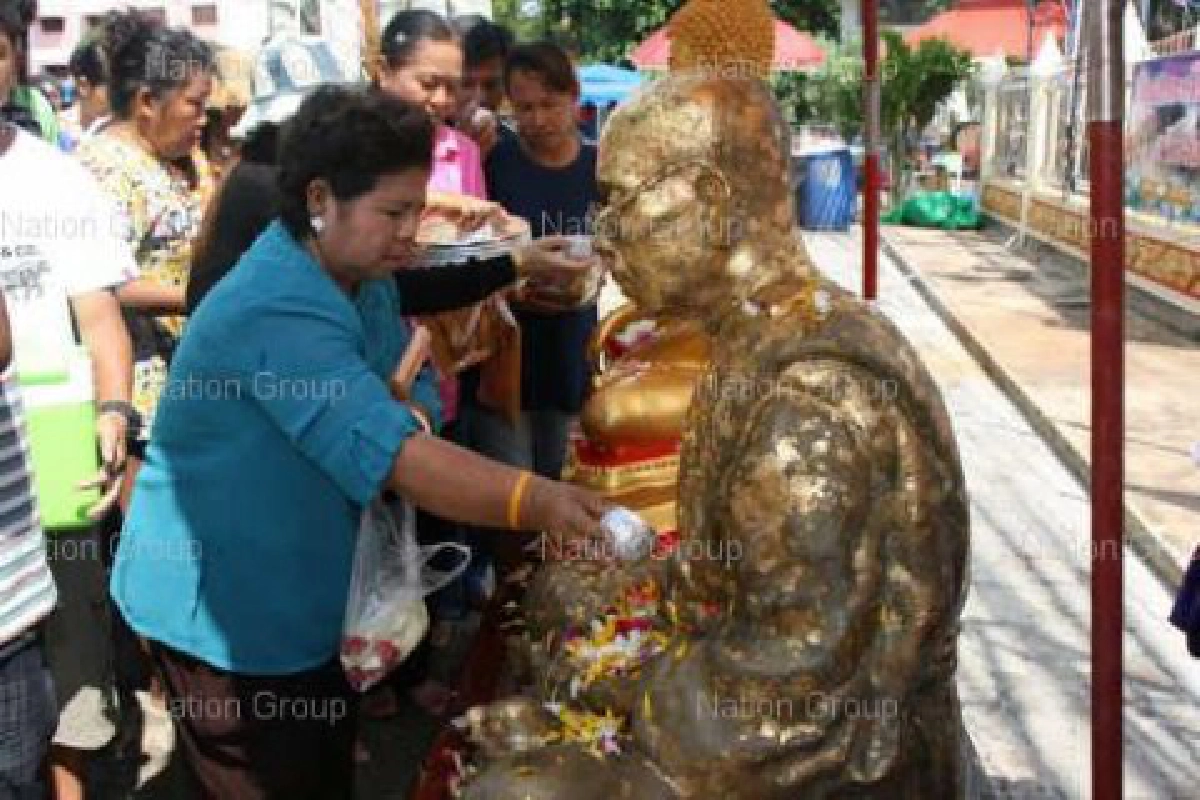 แห่หลวงพ่อทัดลงเขาสัการะขอพรวันสงกรานต์