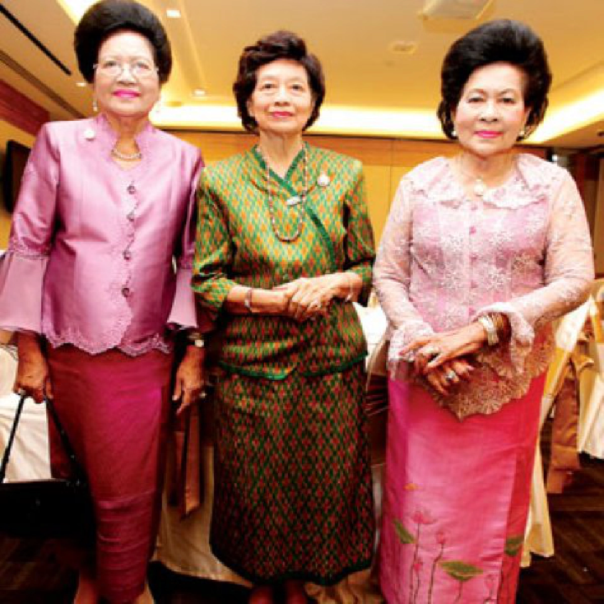 สาวน้อย-ใหญ่ชุ่มฉ่ำคำอวยพร สาวน้อย-ใหญ่ชุ่มฉ่ำคำอวยพร