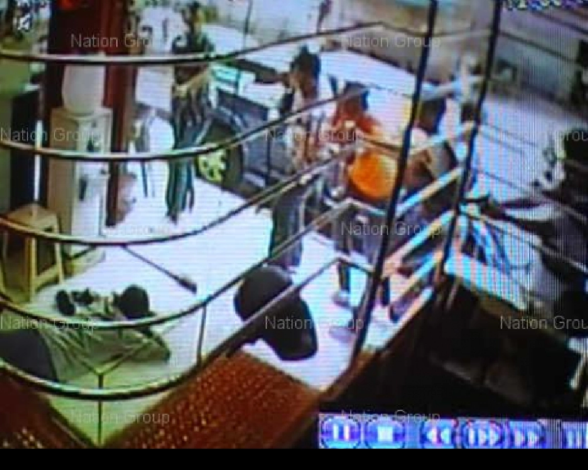 บุกเดี่ยวควงปืนปลอมจี้ร้านทองกลางตลาด บุกเดี่ยวควงปืนปลอมจี้ร้านทองกลางตลาด