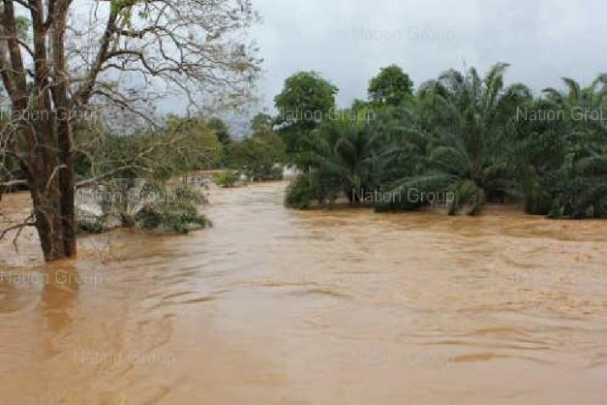พายุฝนถล่มชัยภูมิซ้ำกลางเมืองยังอ่วม  