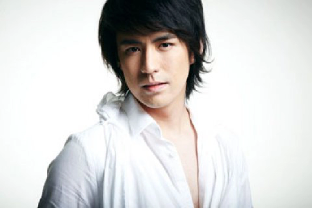 "รุจ" พัก "ร็อก"
ทุ่ม "โรแมนติก"
"รุจ" พัก "ร็อก"
ทุ่ม "โรแมนติก"