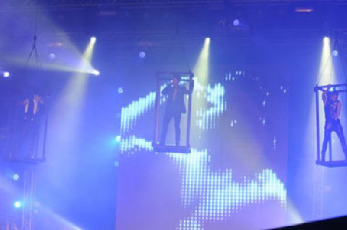 เคโอติก ทำเสียวโหนตัว
แฟนคลับเพลิน 5 หนุ่มโชว์ซิกแพก 