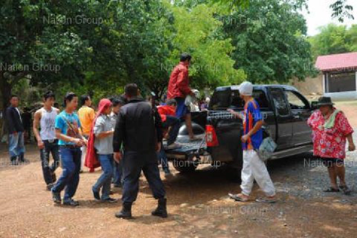 แรงงานพม่าจับตร.-ยามเป็นตัวประกัน แรงงานพม่าจับตร.-ยามเป็นตัวประกัน