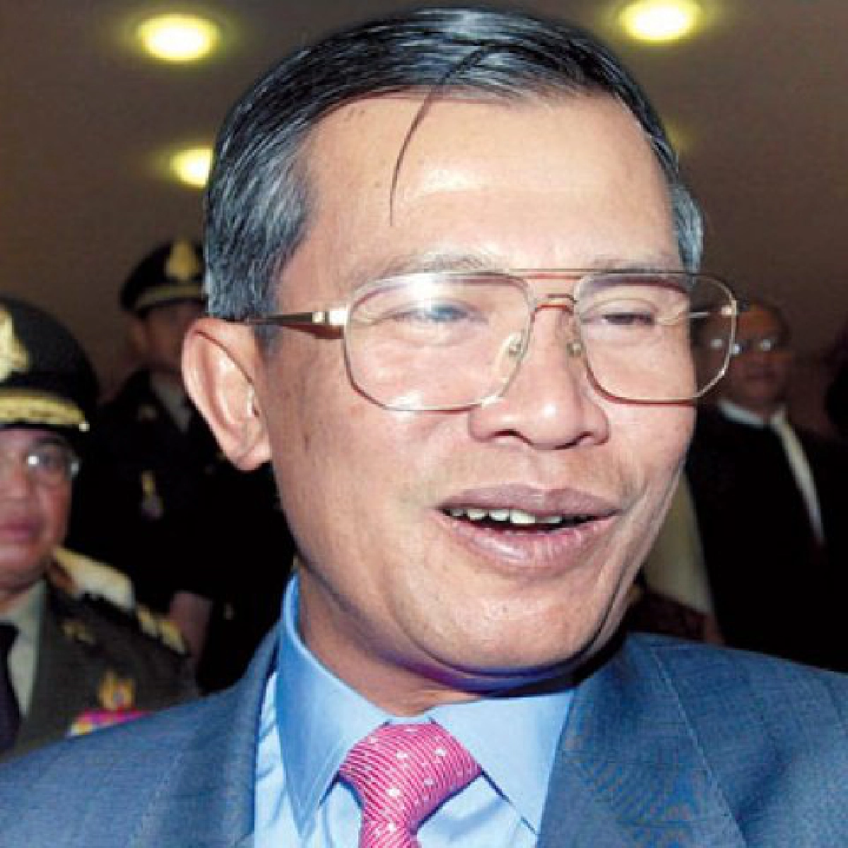 ไทย-เขมรส่อแรงขึ้นฮุนเซนขอมติสภารบ ไทย-เขมรส่อแรงขึ้นฮุนเซนขอมติสภารบ