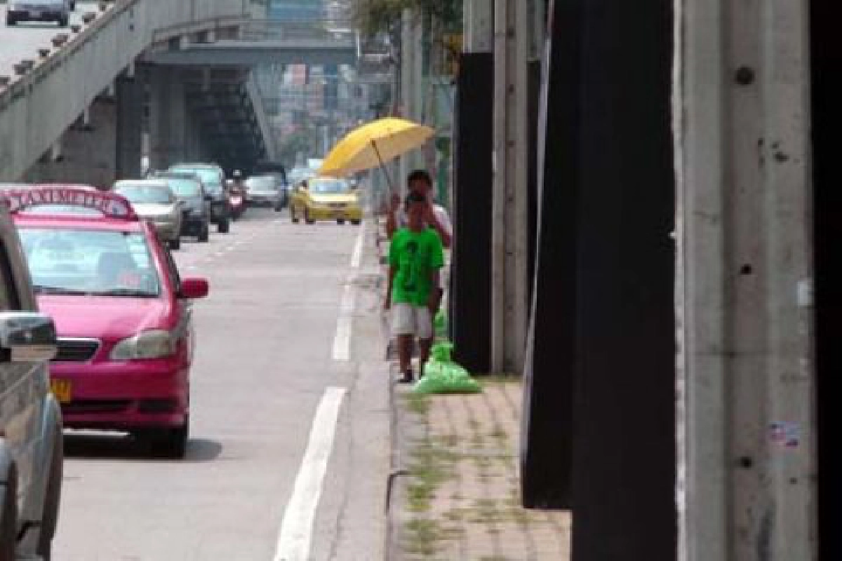 เดินลำบาก...ติดป้ายโฆษณา เดินลำบาก...ติดป้ายโฆษณา