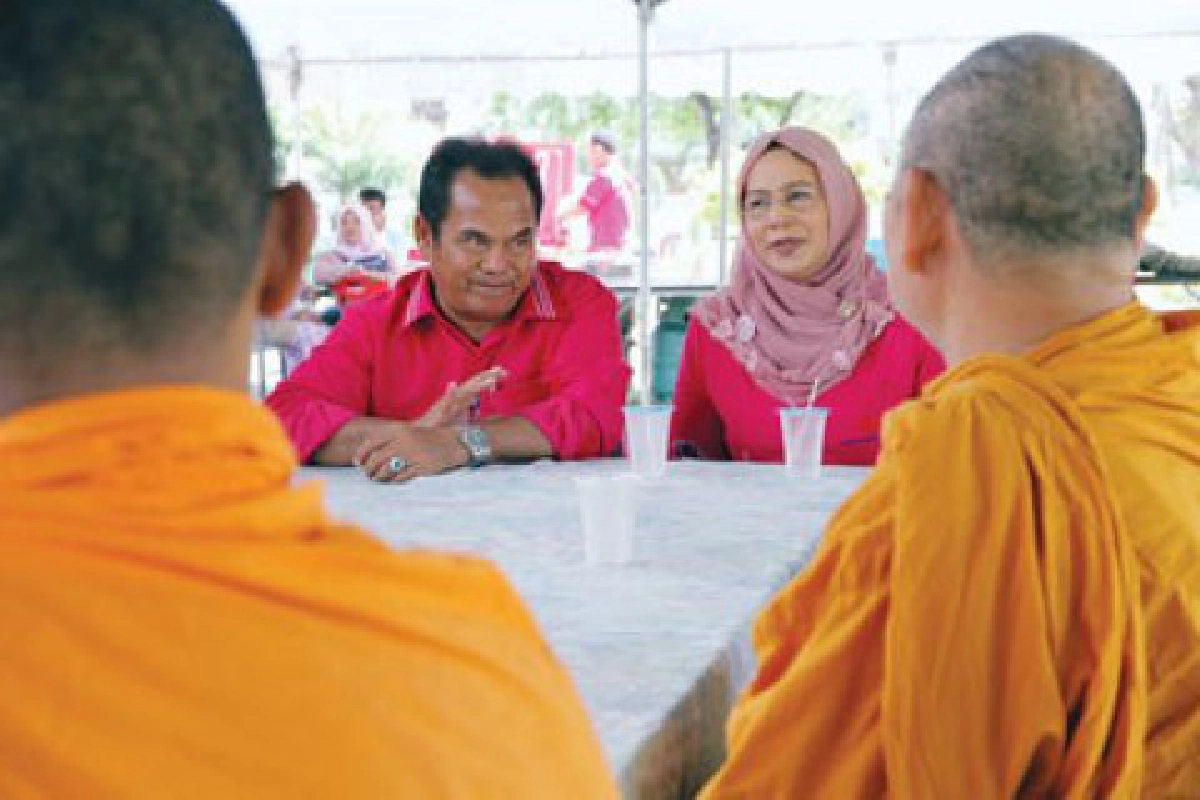 ปาฏิหาริย์! 'หลวงพ่อทวด'
อานิสงส์จาก..."พลขับช่วยพ่อเมืองปัตตานีรอดบึ้ม"
ปาฏิหาริย์! 'หลวงพ่อทวด'
อานิสงส์จาก..."พลขับช่วยพ่อเมืองปัตตานีรอดบึ้ม"