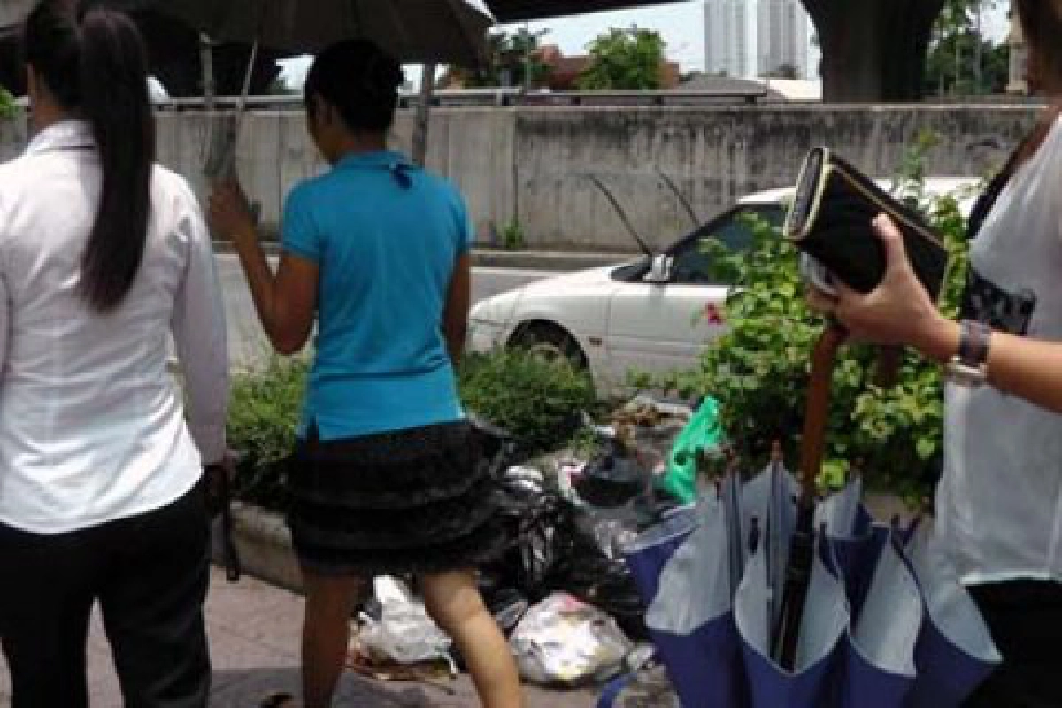 เหม็นกองขยะบนทางเท้า เหม็นกองขยะบนทางเท้า