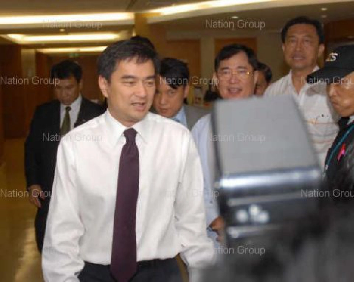 มาร์คหารือกกต.แนวทางปฏิบัติระหว่างพรฎ.เลือกตั้ง มาร์คหารือกกต.แนวทางปฏิบัติระหว่างพรฎ.เลือกตั้ง