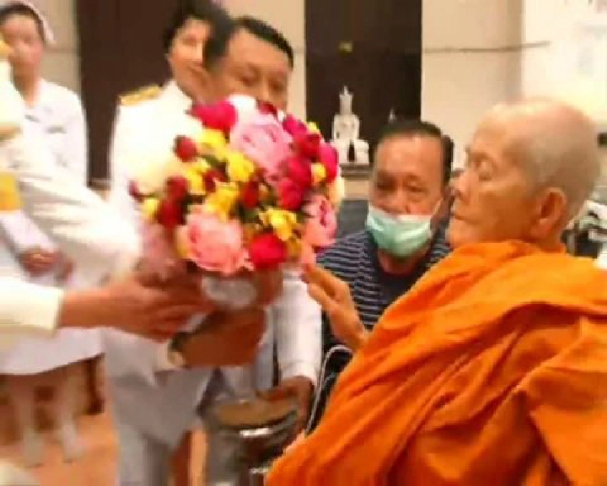 พระราชินีพระราชทานแจกัญเยี่ยมพ่อคูณ พระราชินีพระราชทานแจกัญเยี่ยมพ่อคูณ
