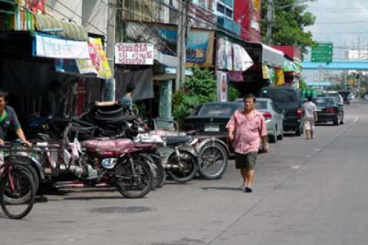 ร้านซ่อม...ยึดทางเท้า