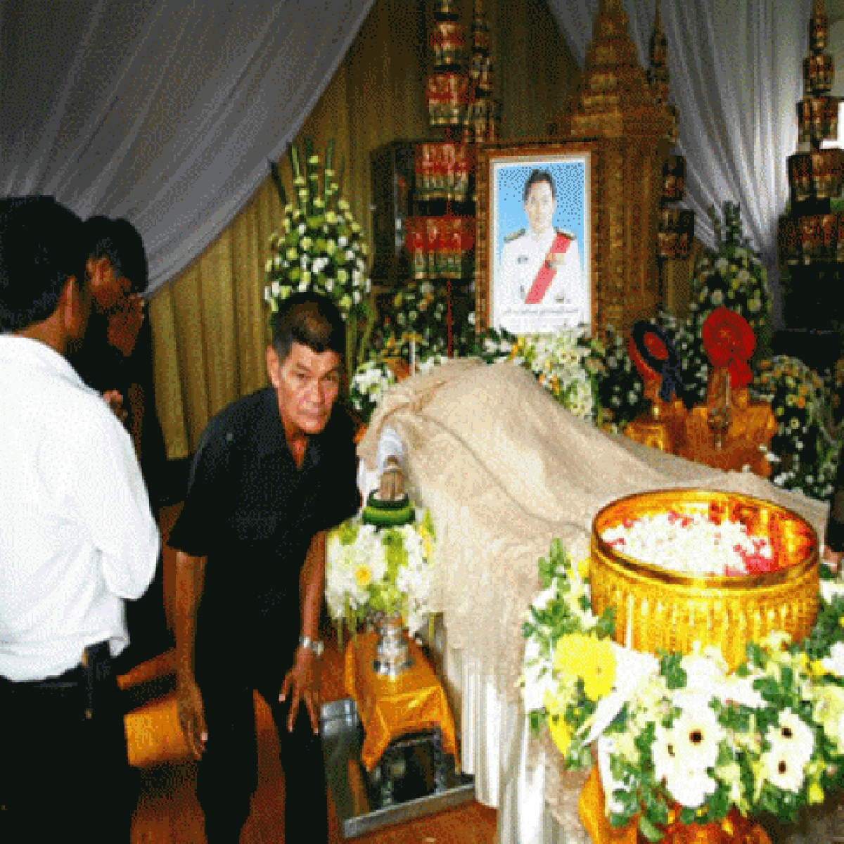 พระราชทานน้ำหลวงอาบศพ"ไพโรจน์" พระราชทานน้ำหลวงอาบศพ"ไพโรจน์"