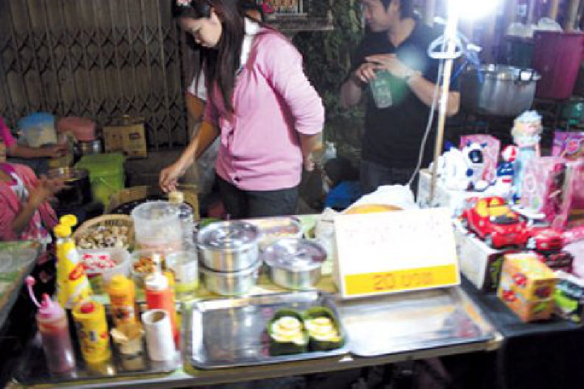 "ตลาดกองต้า" ถนนคนเดินนครลำปาง
"ตลาดกองต้า" ถนนคนเดินนครลำปาง