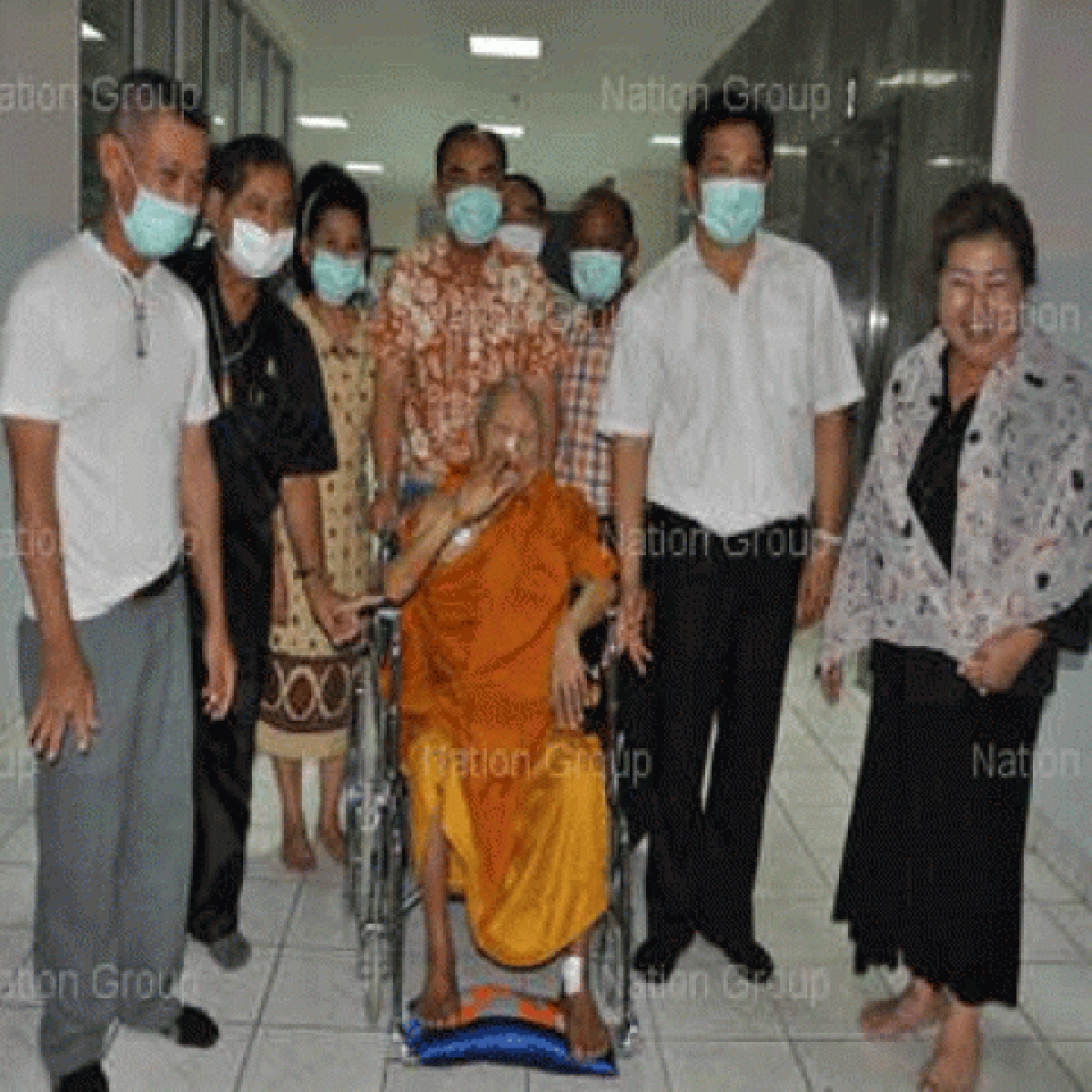 พ่อคูณนั่งรถเข็นสูดอากาศหน้าห้อง พ่อคูณนั่งรถเข็นสูดอากาศหน้าห้อง