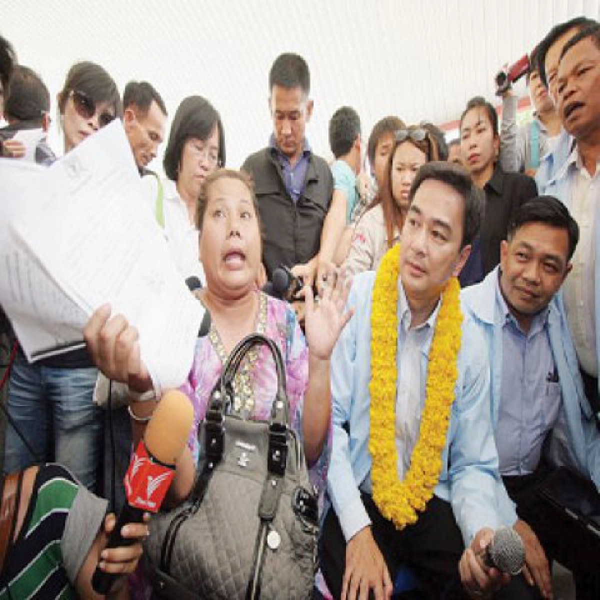 แดงโผล่ไล่มาร์คหาเสียงร.ร.วัดไร่ขิง แดงโผล่ไล่มาร์คหาเสียงร.ร.วัดไร่ขิง