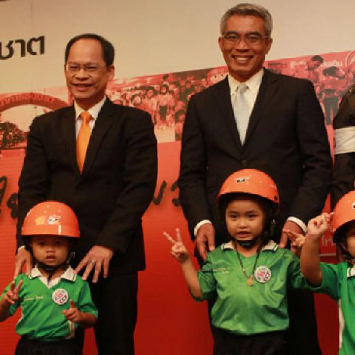 ธนชาตห่วงใยสวมหมวกนิรภัยให้น้อง ธนชาตห่วงใยสวมหมวกนิรภัยให้น้อง