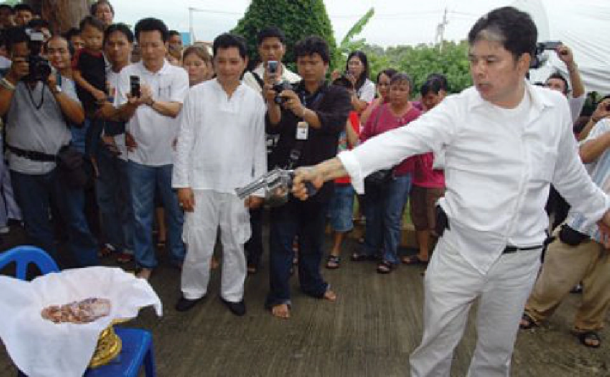 ดร.ไพโรจน์ สุขจั่น 
ในวันที่..."เหรียญเจ้าสัว แสดงปาฏิหาริย์"

