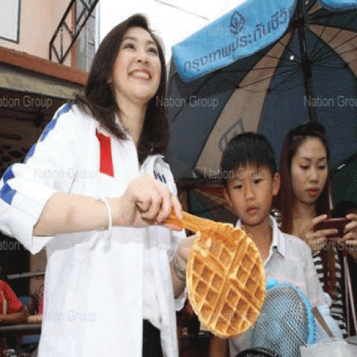 ยิ่งลักษณ์ควงลูกช่วยลูกพรรคหาเสียง