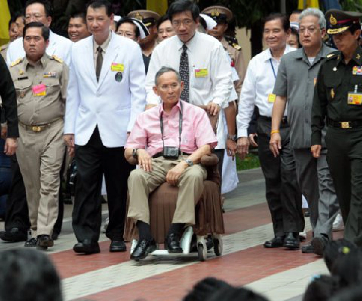 ในหลวงทอดพระเนตรระดับน้ำเจ้าพระยา ในหลวงทอดพระเนตรระดับน้ำเจ้าพระยา