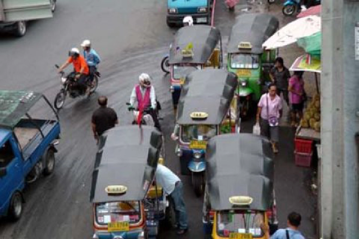 รถติดสามล้อ...จอดเต็มถนน รถติดสามล้อ...จอดเต็มถนน