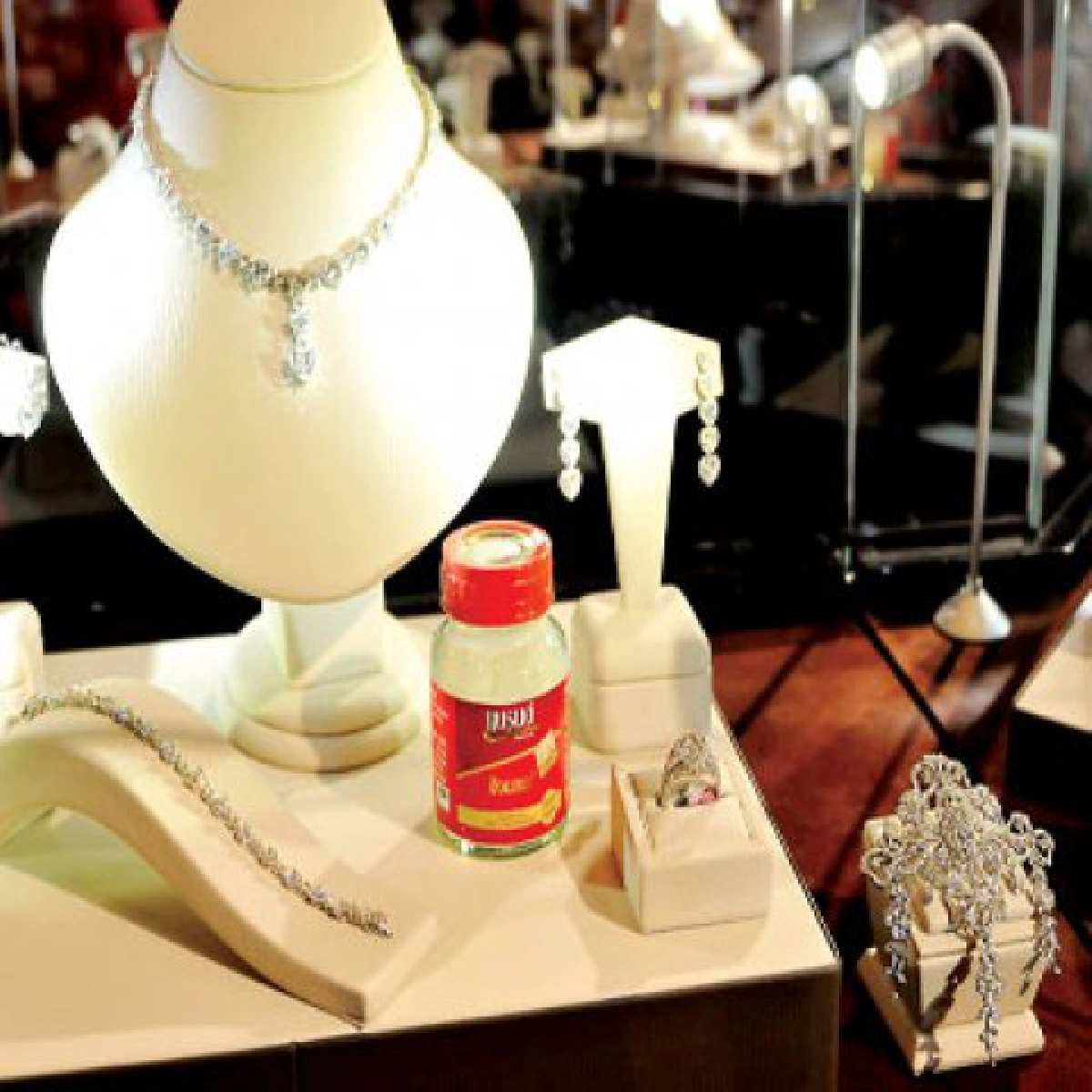 ฉลองพรีเซ็นเตอร์ใหม่วัย38กะรัต ฉลองพรีเซ็นเตอร์ใหม่วัย38กะรัต