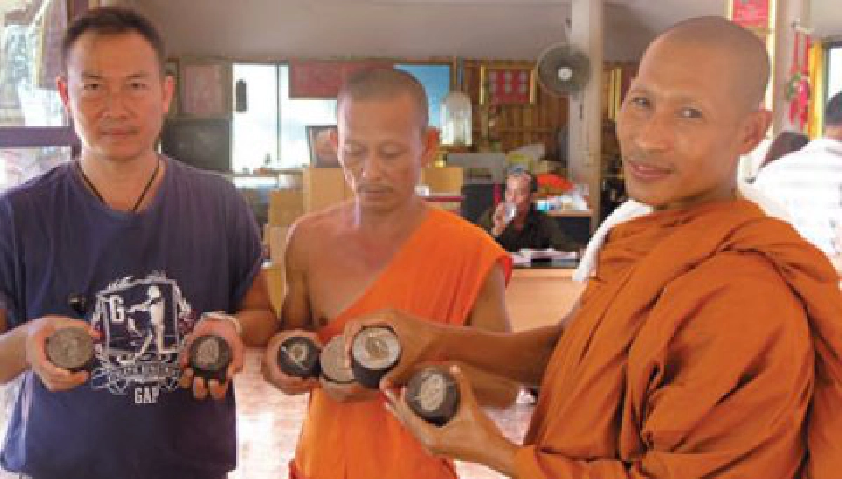 เชื่อพระหรือเชื่อตำรวจดี?
กรณี..."พระหลวงปู่แผ้ว รุ่นเจริญพร - รุ่นบูชาครู"
เชื่อพระหรือเชื่อตำรวจดี?
กรณี..."พระหลวงปู่แผ้ว รุ่นเจริญพร - รุ่นบูชาครู"