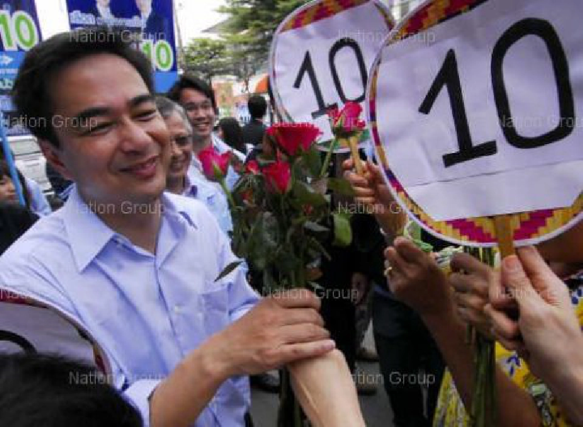 'มาร์ค'รับพรรคเล็กมีโอกาสนั่งนายกฯ 'มาร์ค'รับพรรคเล็กมีโอกาสนั่งนายกฯ