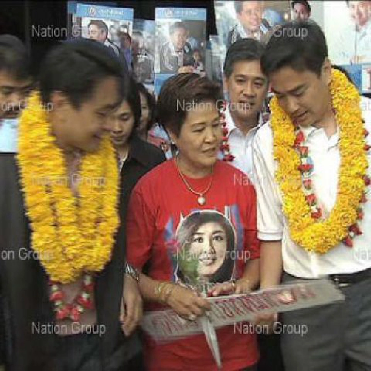 "มาร์ค"ลุยหาเสียง-ขอคุยหญิงชูป้ายด่า 