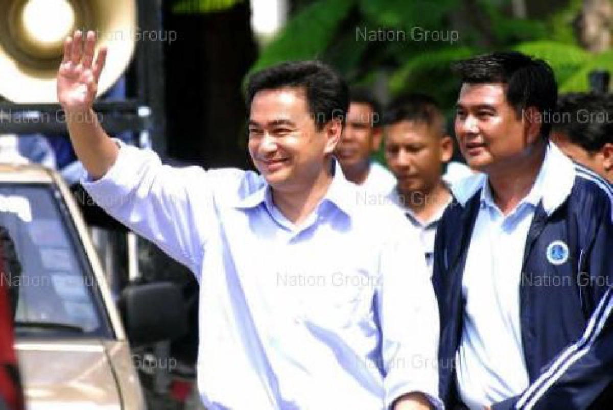 'มาร์ค'บุกหาเสียงถิ่นแดง-พักนอนวัด