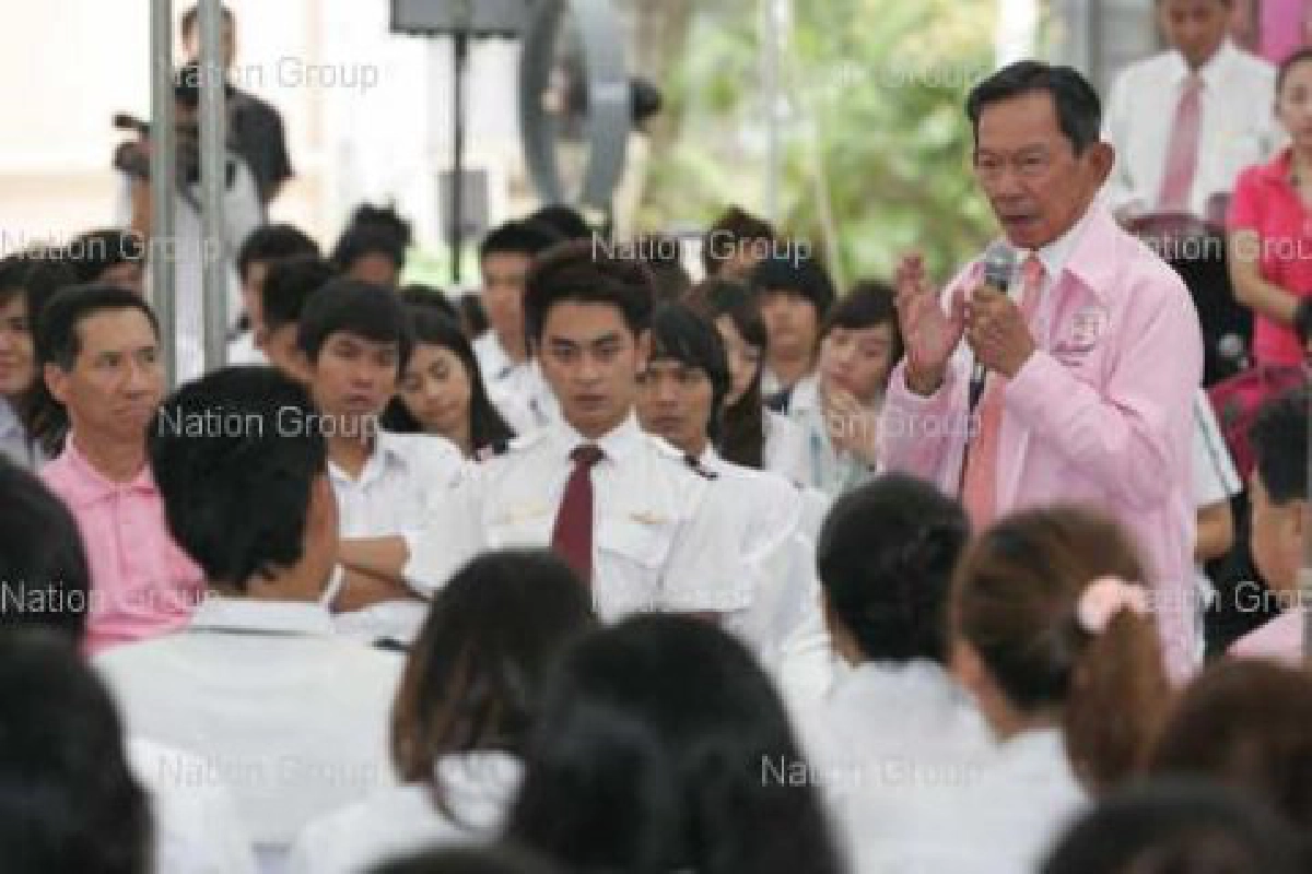ภาคธุรกิจชี้ไทยขัดแย้งกันต่างชาติดูถูก ภาคธุรกิจชี้ไทยขัดแย้งกันต่างชาติดูถูก