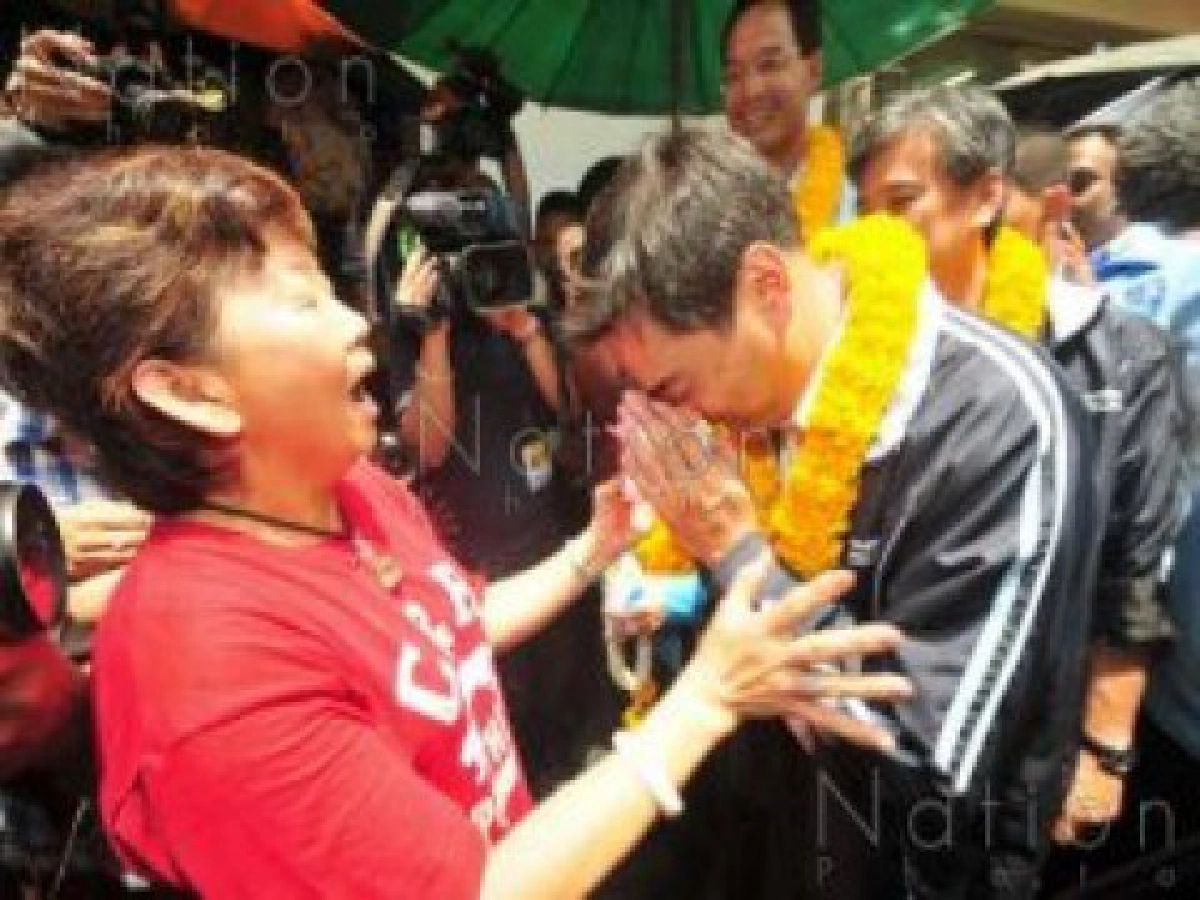 มาร์คอ้อน"คนสุโขทัยกอดแรงอบอุ่น" มาร์คอ้อน"คนสุโขทัยกอดแรงอบอุ่น"