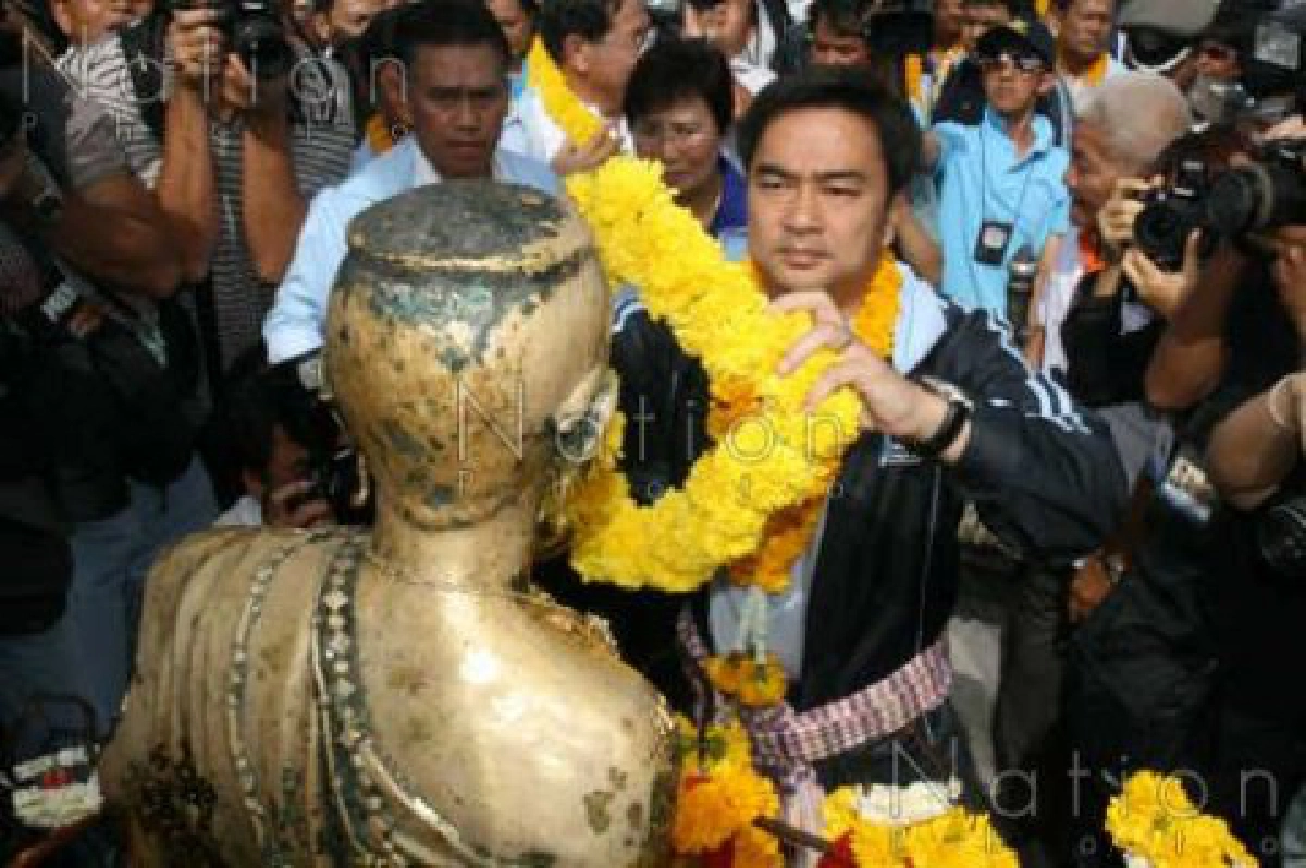 "มาร์ค"หาเสียงโคราช-'แดง'ป่วนอีก "มาร์ค"หาเสียงโคราช-'แดง'ป่วนอีก
