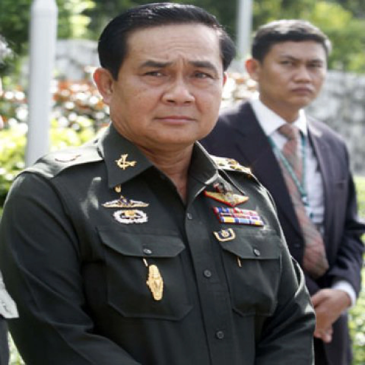 ผบ.ทบ.ลั่นยอมไม่ได้พท.ชักปืนขู่ทหาร