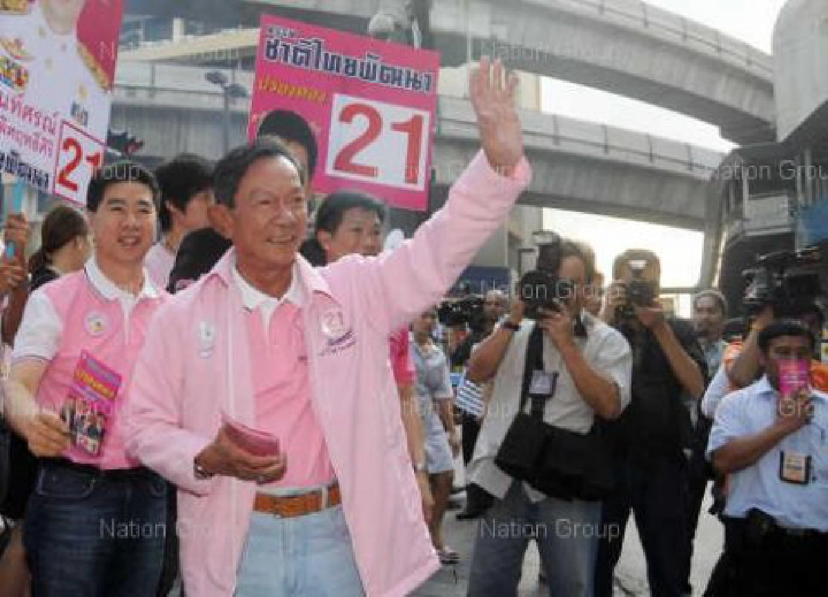 "เสธ.หนั่น"รับหลายพรรครุมจีบชทพ. "เสธ.หนั่น"รับหลายพรรครุมจีบชทพ.