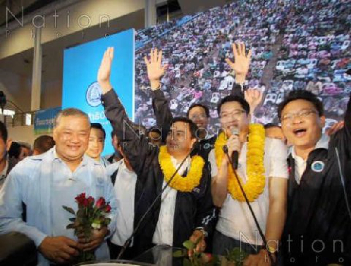 "มาร์ค"ครวญลุยหาเสียงโดนรังควาน "มาร์ค"ครวญลุยหาเสียงโดนรังควาน
