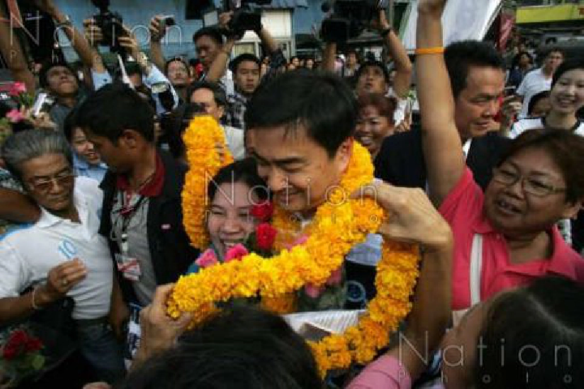 มาร์คประทับมือรณรงค์"เมืองไทยไร้โกง" มาร์คประทับมือรณรงค์"เมืองไทยไร้โกง"