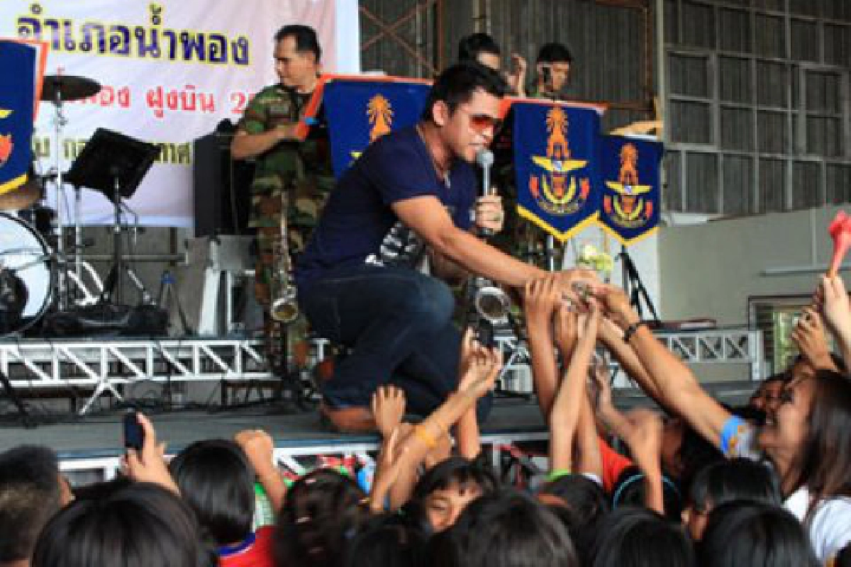 บ่าววี ปลูกป่า 
เตะฟุตบอลขอนแก่น 

