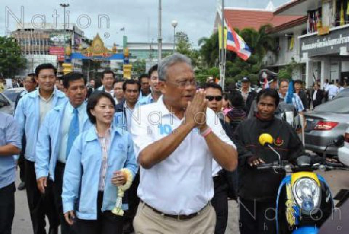 สุเทพหาเสียงแดงโดดถีบกองเชียร์ปชป. สุเทพหาเสียงแดงโดดถีบกองเชียร์ปชป.