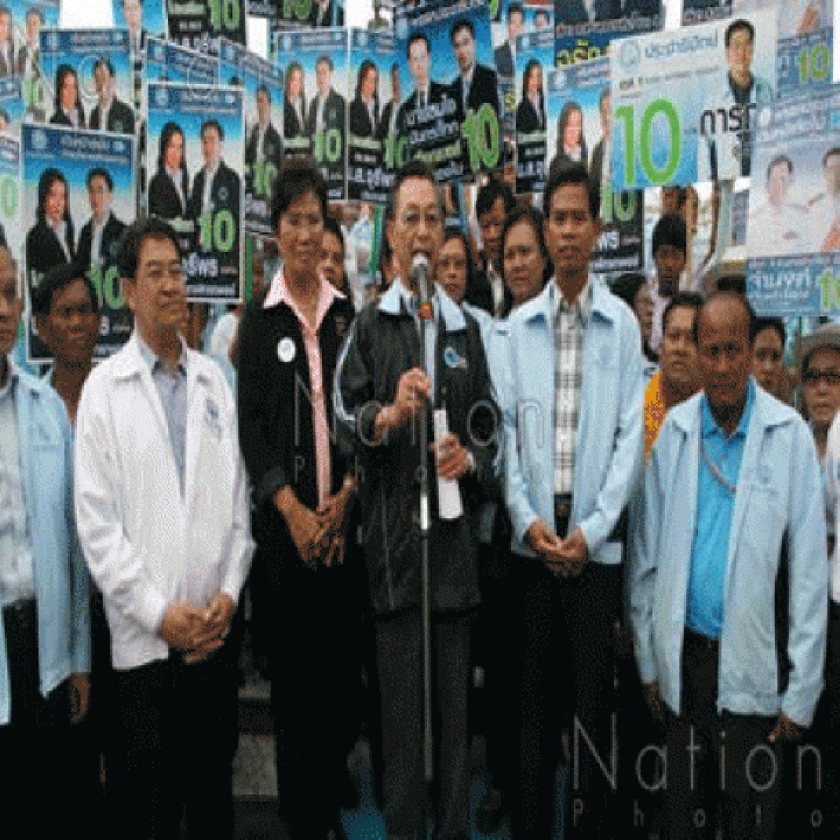 ชวนหาเสียงโคราชแดงโห่-พธม.ชูป้ายไล่ ชวนหาเสียงโคราชแดงโห่-พธม.ชูป้ายไล่