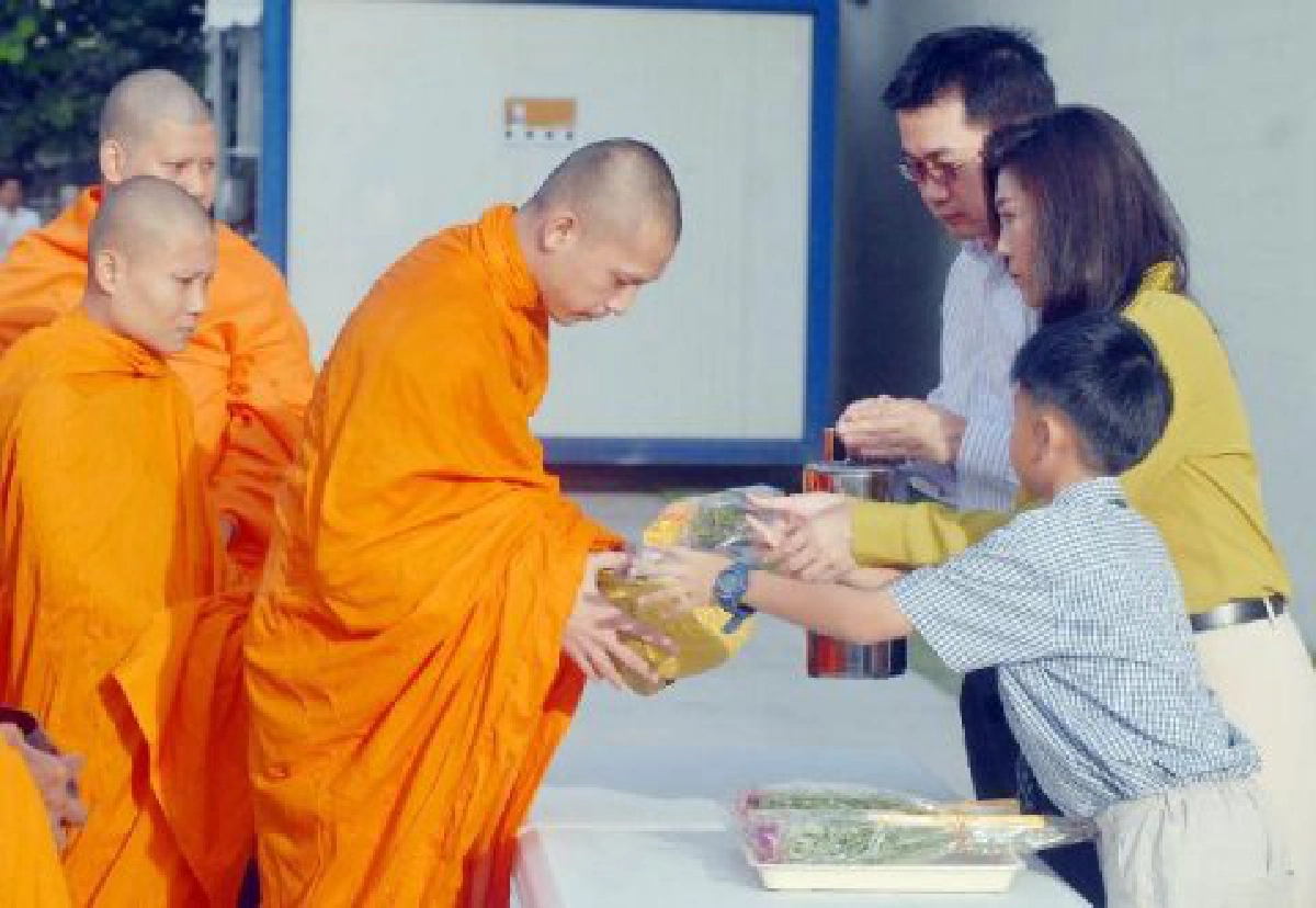 "เจ๊ปู"ควงสามี-ลูกทำบุญวันเกิดชื่นมื่น
"เจ๊ปู"ควงสามี-ลูกทำบุญวันเกิดชื่นมื่น