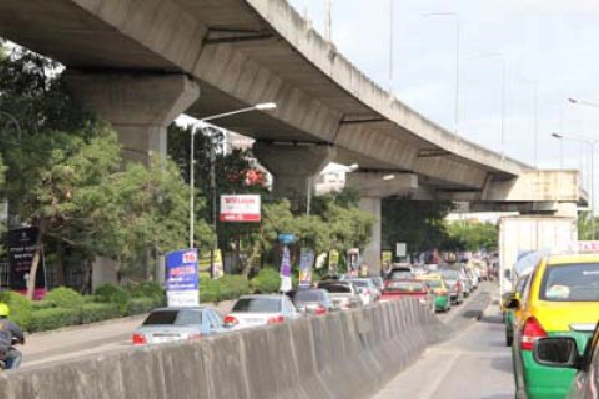 ปิดแยกพรีเมียร์ "รถติดมาก"