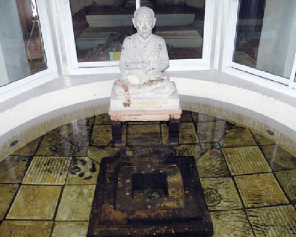 วัดพระบรมธาตุฯ ชัยนาท 
๑ ใน ๑๘ สถานที่ประกอบพิธีตัก "น้ำอภิเษก"

