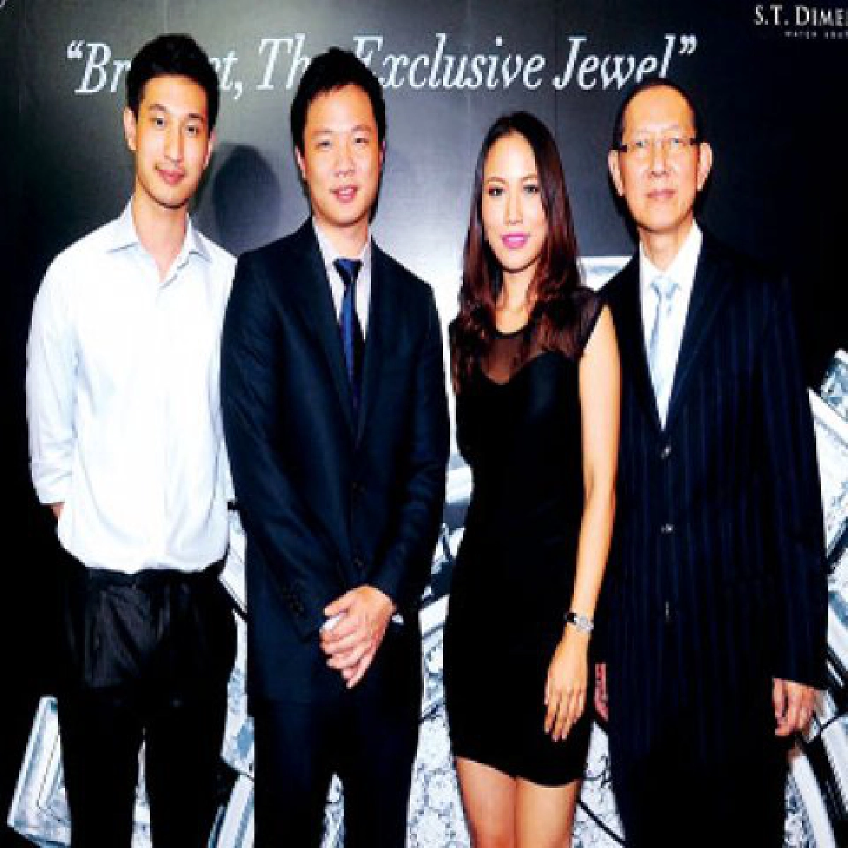 100ล้านเบ่งบานบนข้อมือ 100ล้านเบ่งบานบนข้อมือ