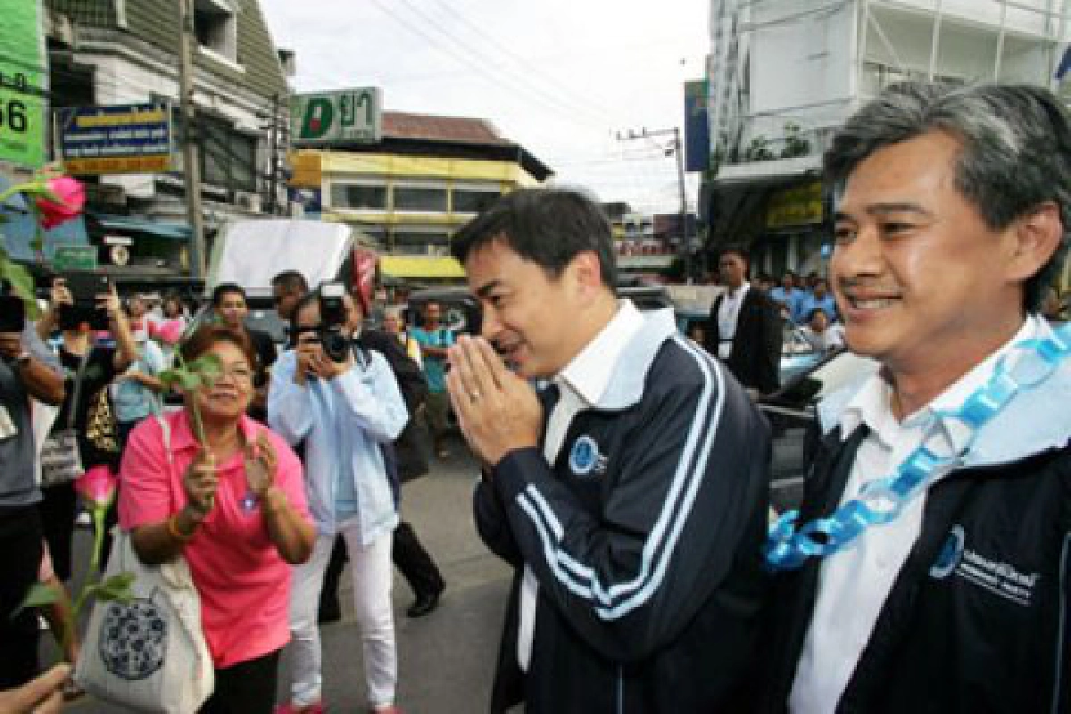 "มาร์ค" เดินหน้าหาเสียงสวนลุม

